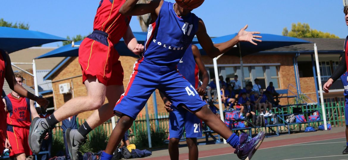 ragazzi che giocano a basket