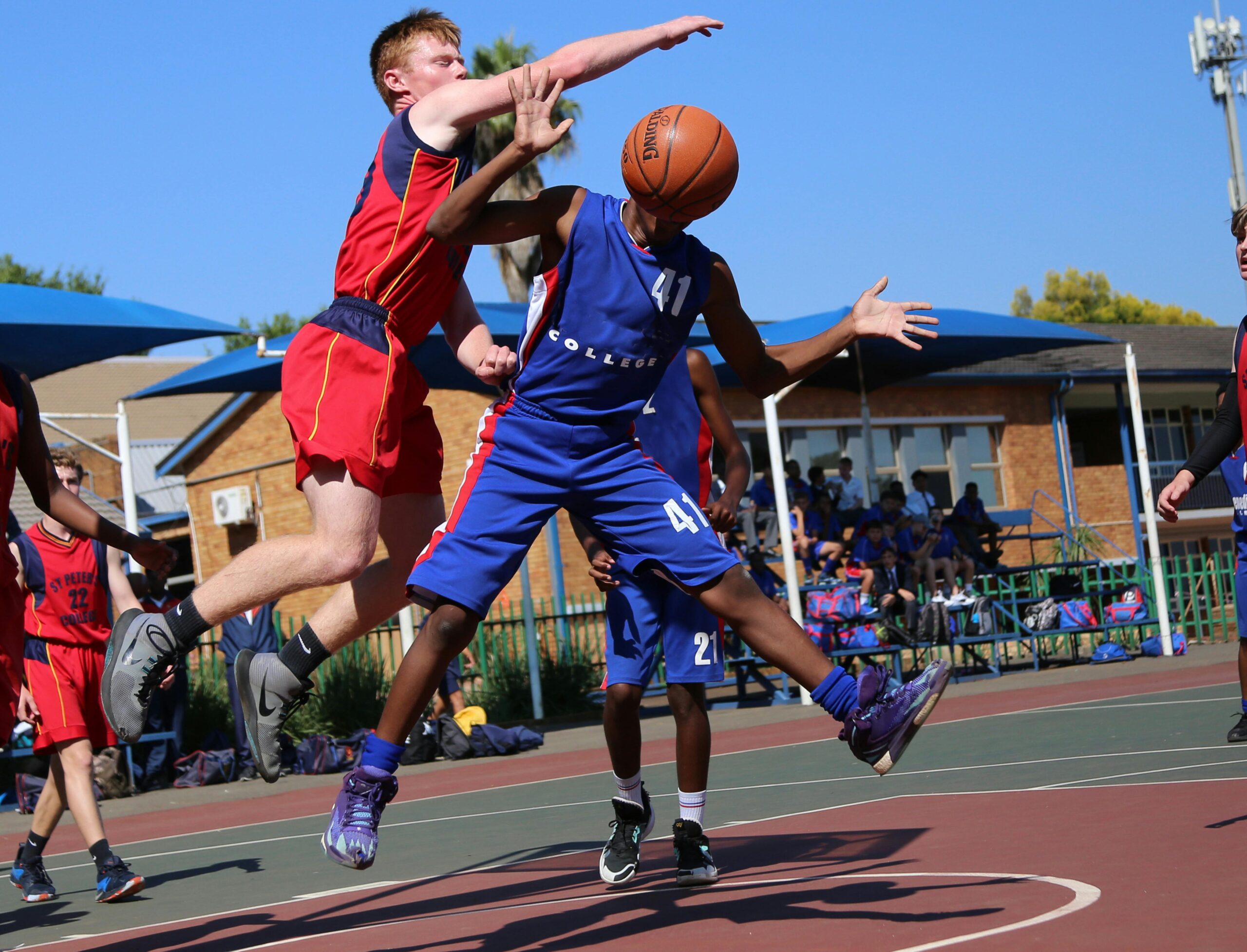 ragazzi che giocano a basket