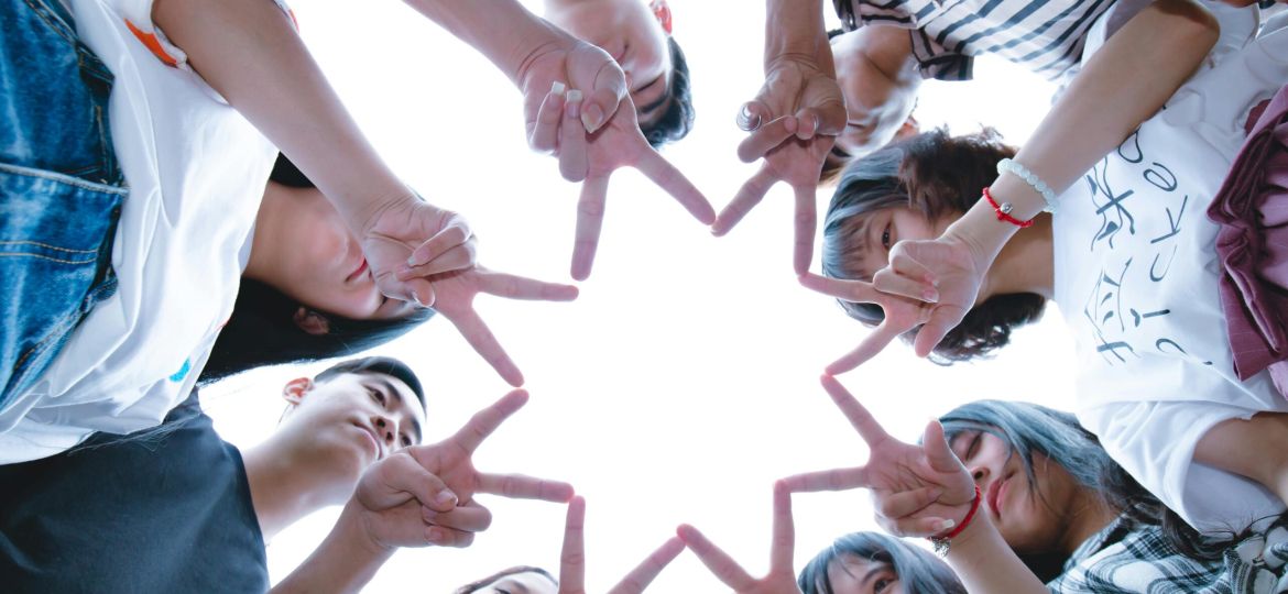ragazzi durante un laboratorio del Centro ERMES a Civitavecchia – Progetto gratuito di ascolto e sostegno per adolescenti e famiglie promosso dalla Fondazione Angelo e Mafalda Molinari ETS.