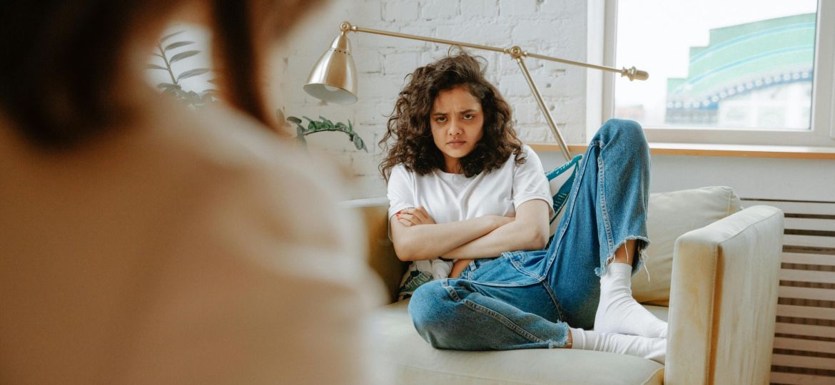 Psicoterapeuta che supporta un adolescente durante un colloquio del Progetto ERMES