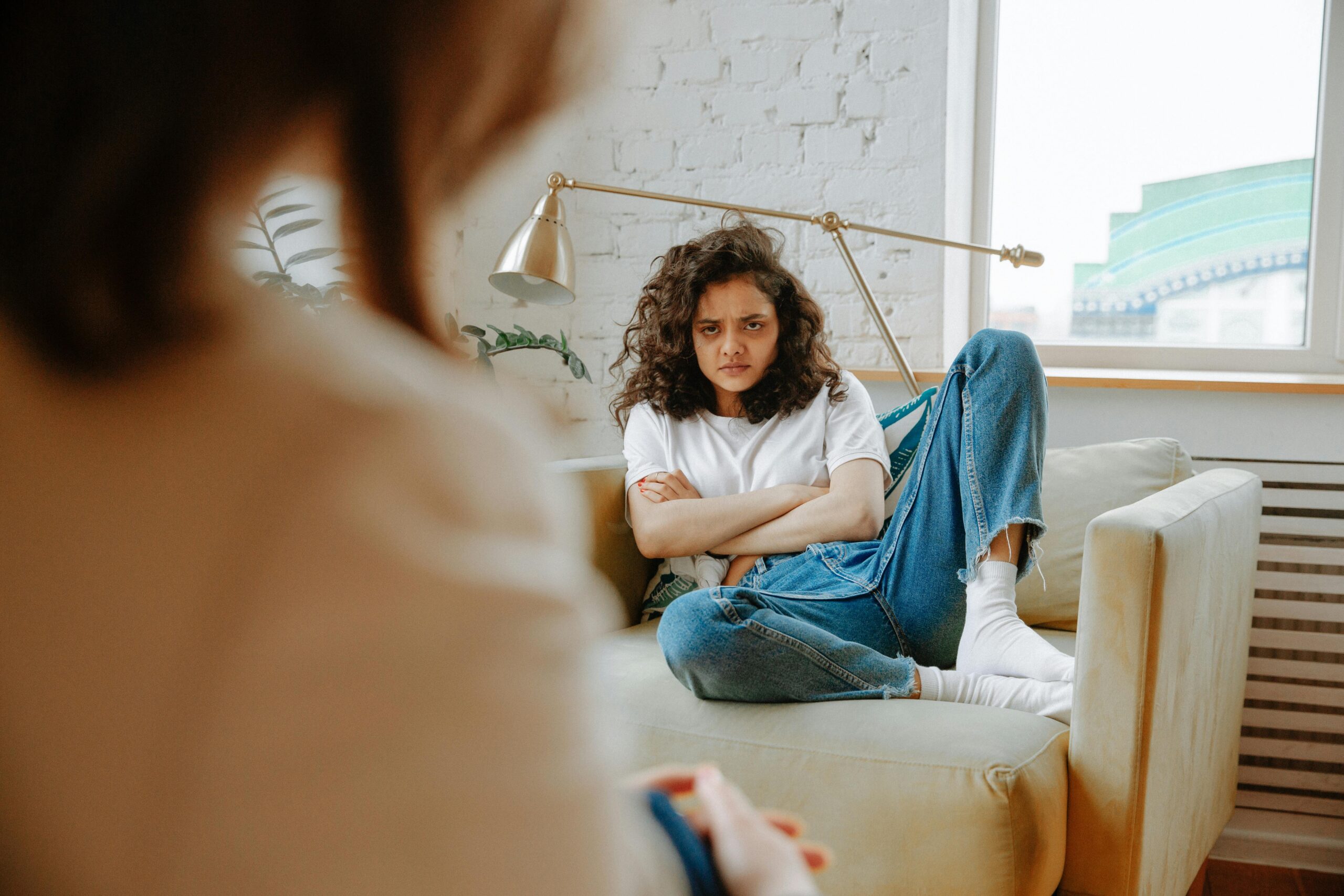 Psicoterapeuta che supporta un adolescente durante un colloquio del Progetto ERMES